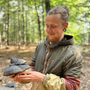 Tom auf einer Wildkräuterlehrwanderung